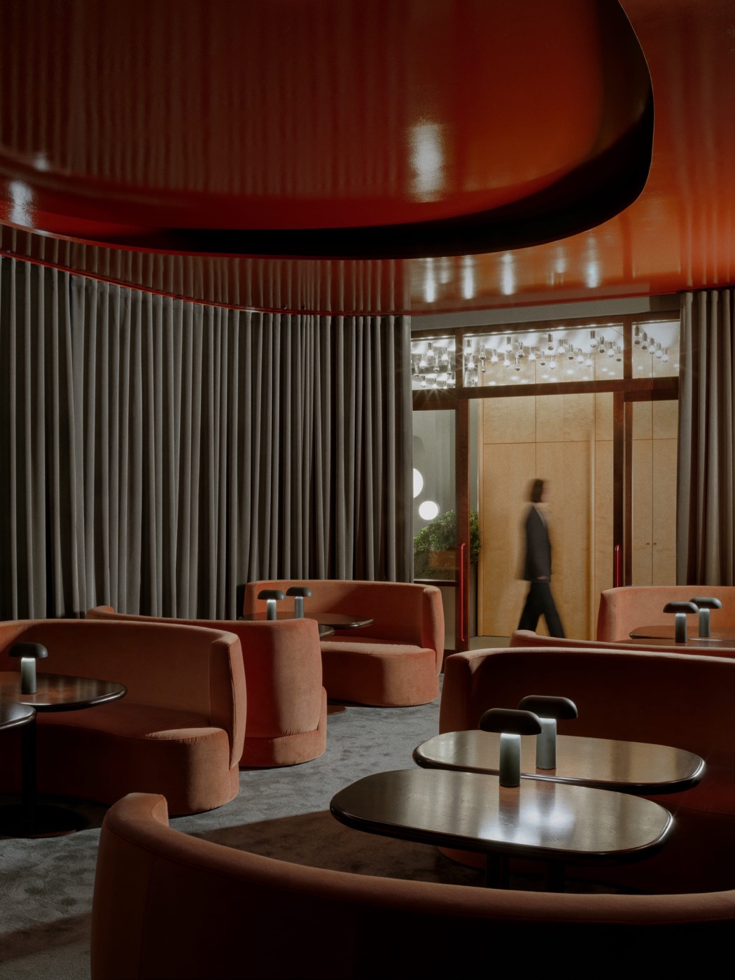Terakotas krāsas lounge zona ar izliektiem dīvāniem