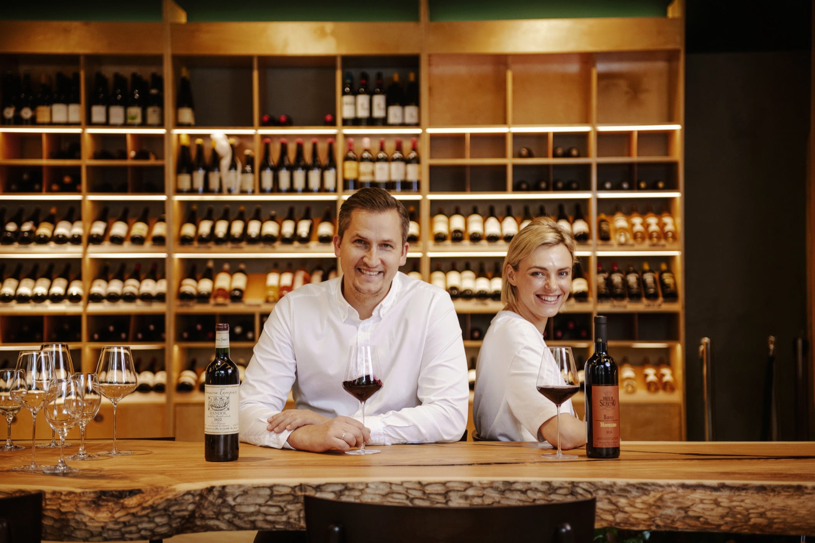 Wine Collectors dibinātāji pie degustāciju galda