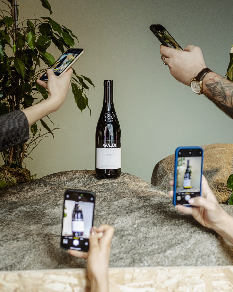 Četras rokas fotografē Gaja Barbaresco pudeli